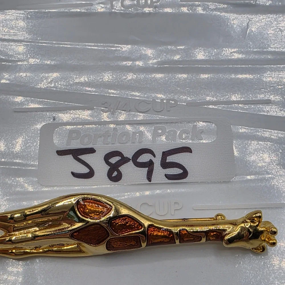 Liz Claiborne Gold Tone Giraffe‎ Brooch Amber Enamel Animal Pin LC Signed Safari